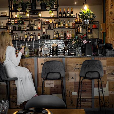 奥斯特罗达 威拉港艺术与商业酒店 外观 照片 A woman sitting at a bar