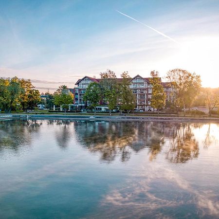 奥斯特罗达 威拉港艺术与商业酒店 外观 照片 The lake at the campus of the University of Applied Sciences and Medical University of Southern Tyrol