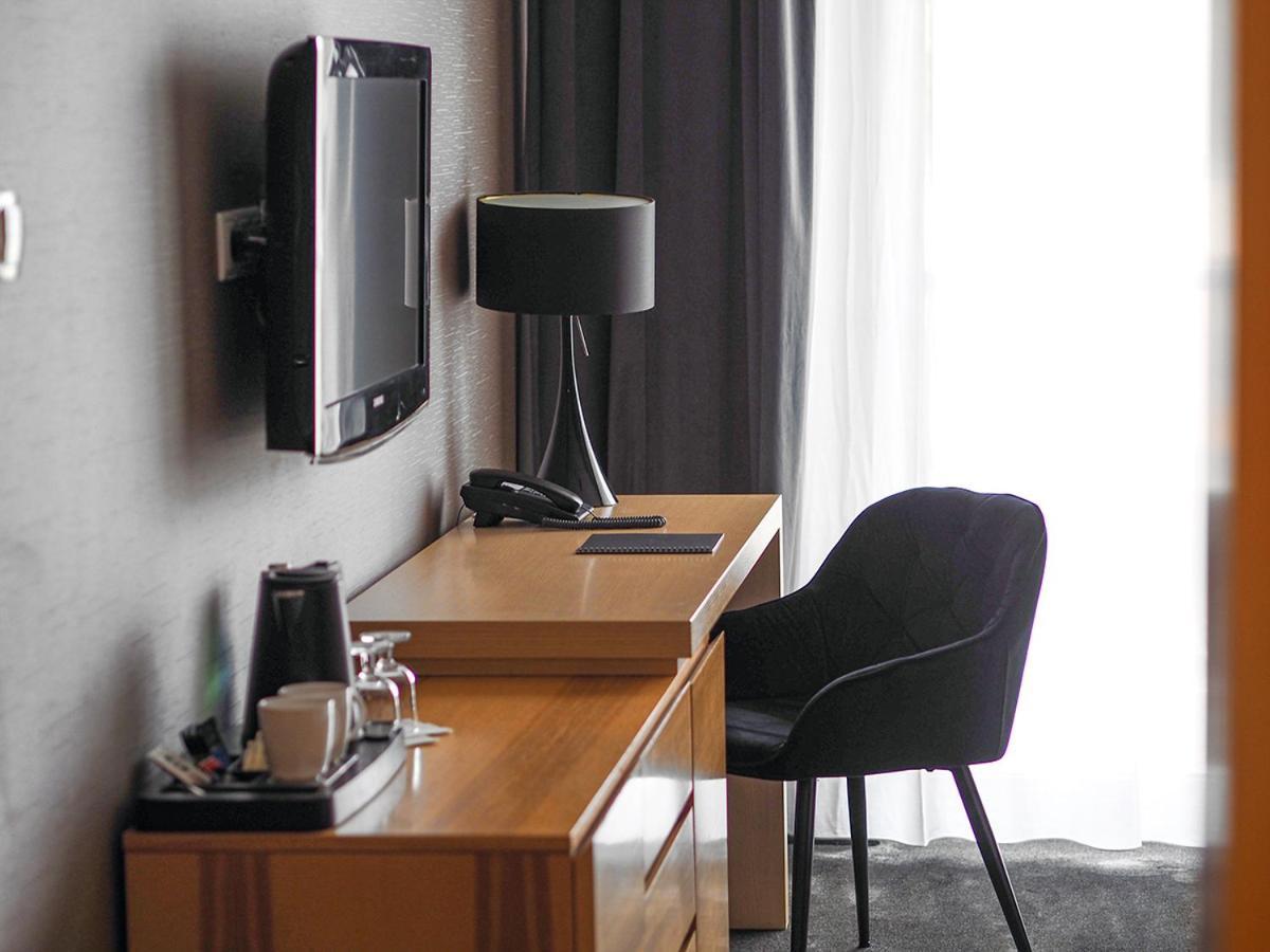 奥斯特罗达 威拉港艺术与商业酒店 外观 照片 A typical hotel room