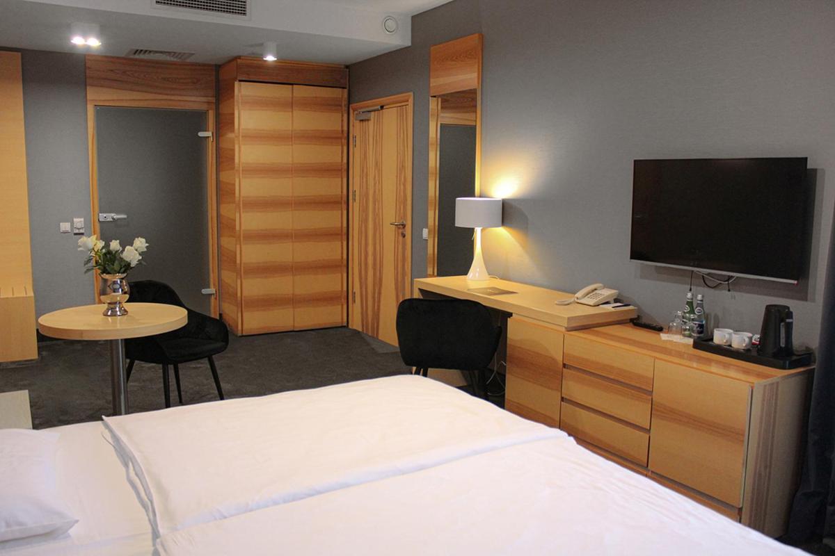 奥斯特罗达 威拉港艺术与商业酒店 外观 照片 A room at the hotel
