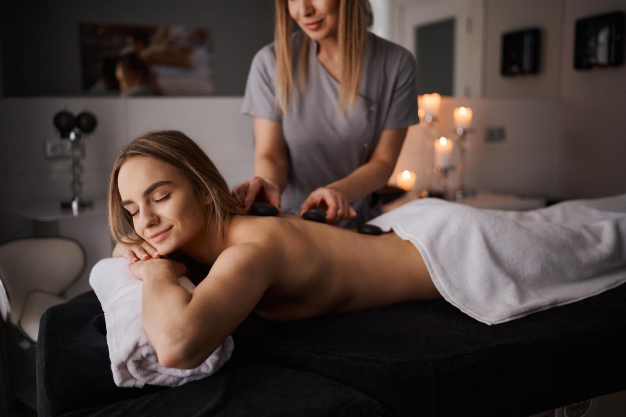 奥斯特罗达 威拉港艺术与商业酒店 外观 照片 A woman receiving a hot stone massage