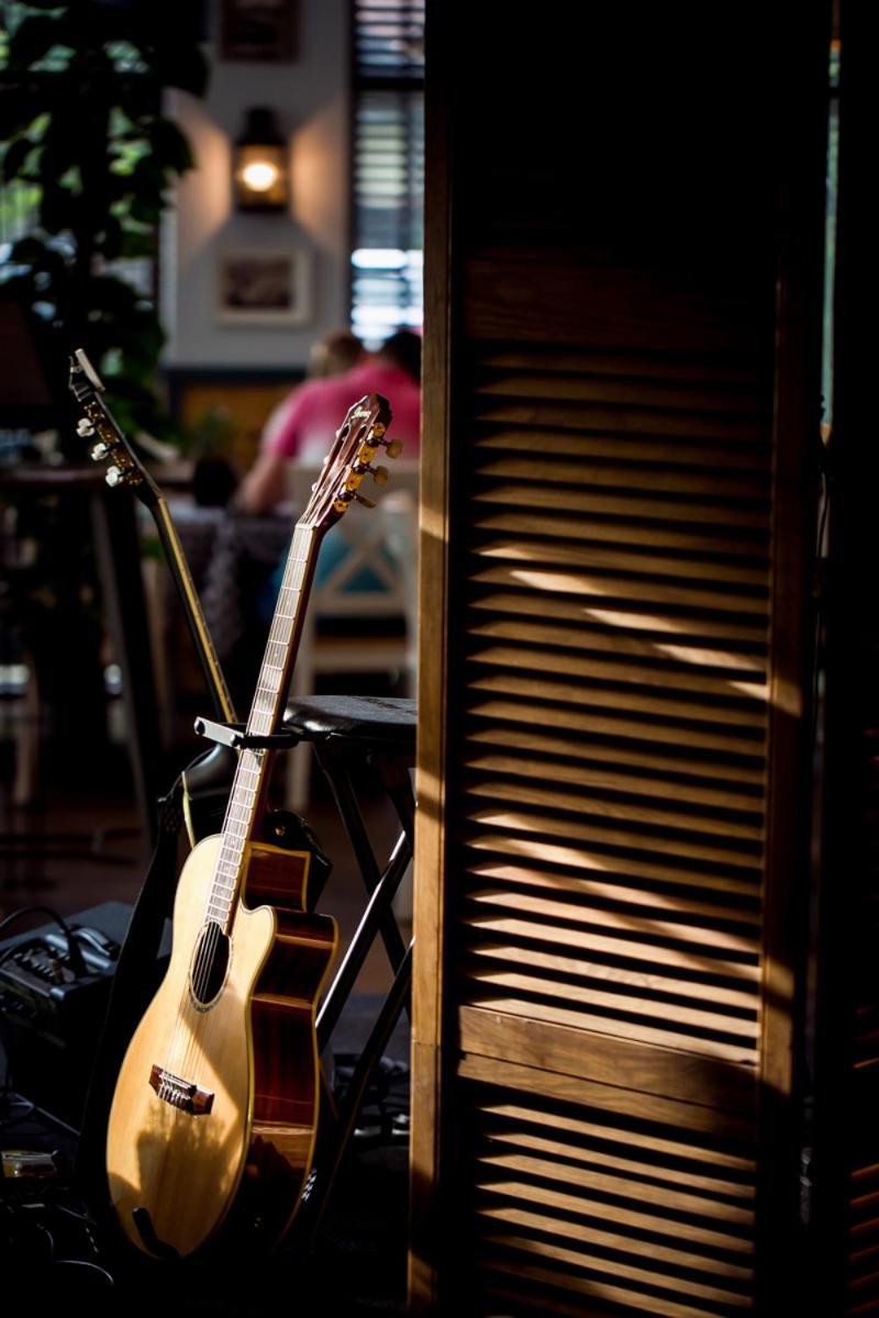 奥斯特罗达 威拉港艺术与商业酒店 外观 照片 A guitar in a stand