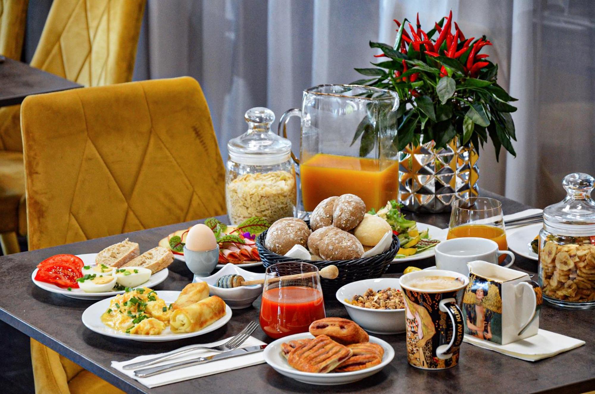 奥斯特罗达 威拉港艺术与商业酒店 外观 照片 A typical Israeli breakfast