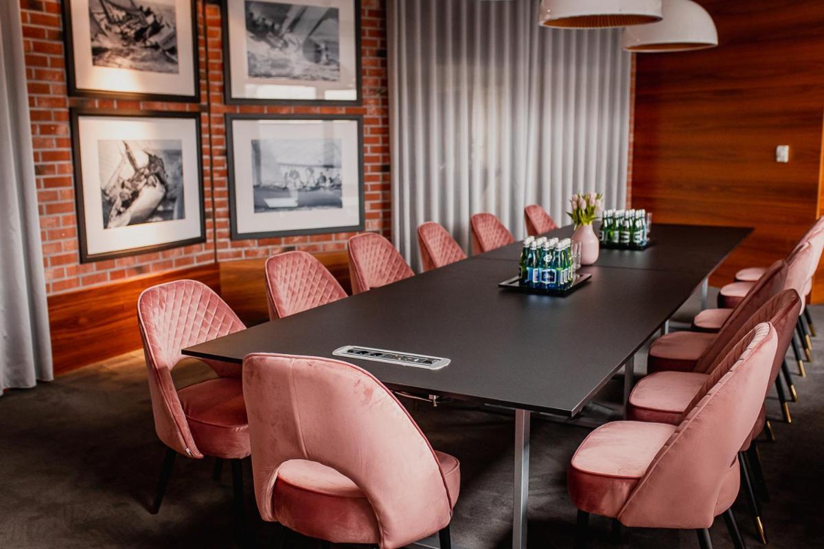 奥斯特罗达 威拉港艺术与商业酒店 外观 照片 The boardroom at the 1960s building