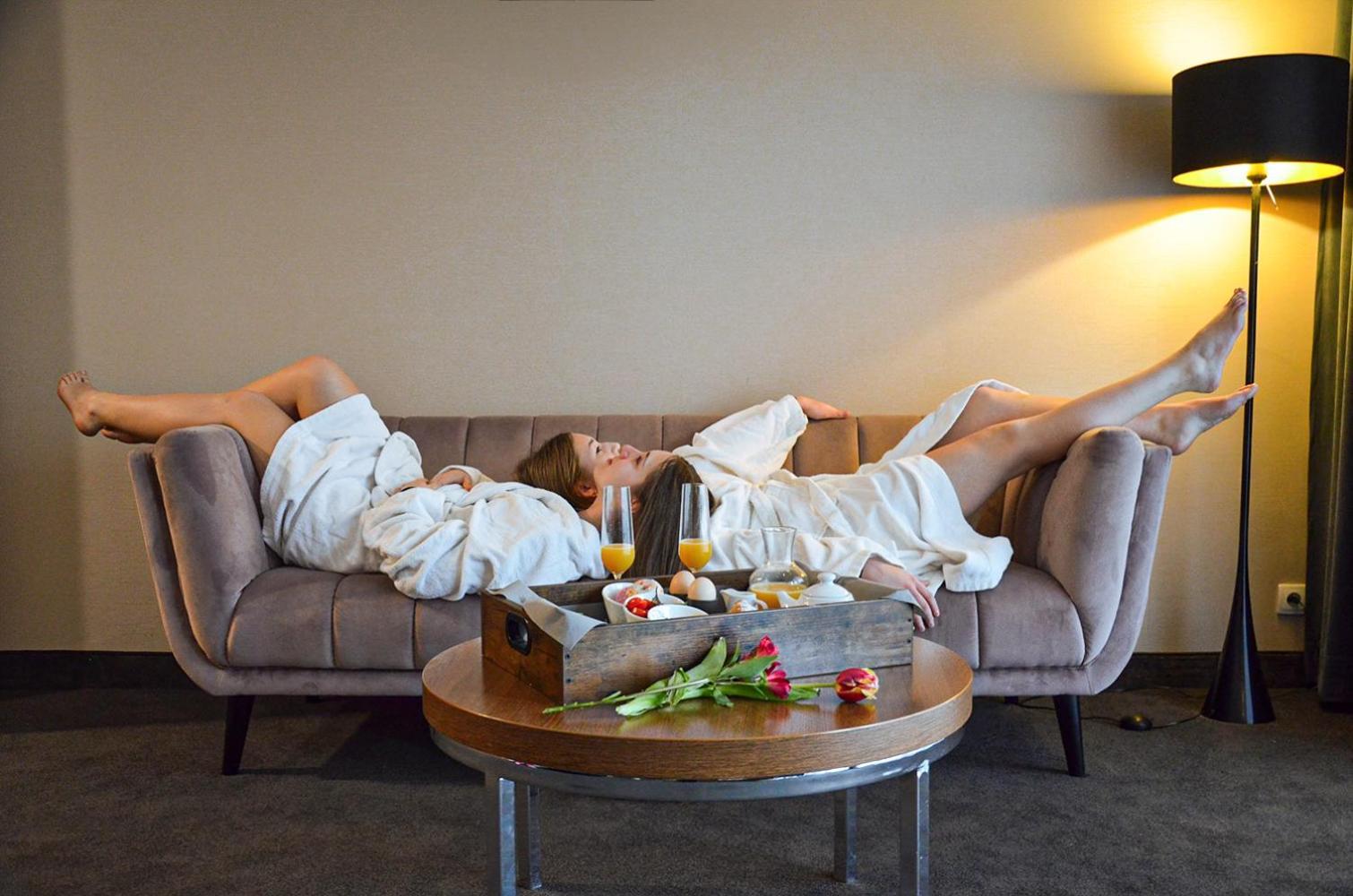 奥斯特罗达 威拉港艺术与商业酒店 外观 照片 A woman relaxing at a spa