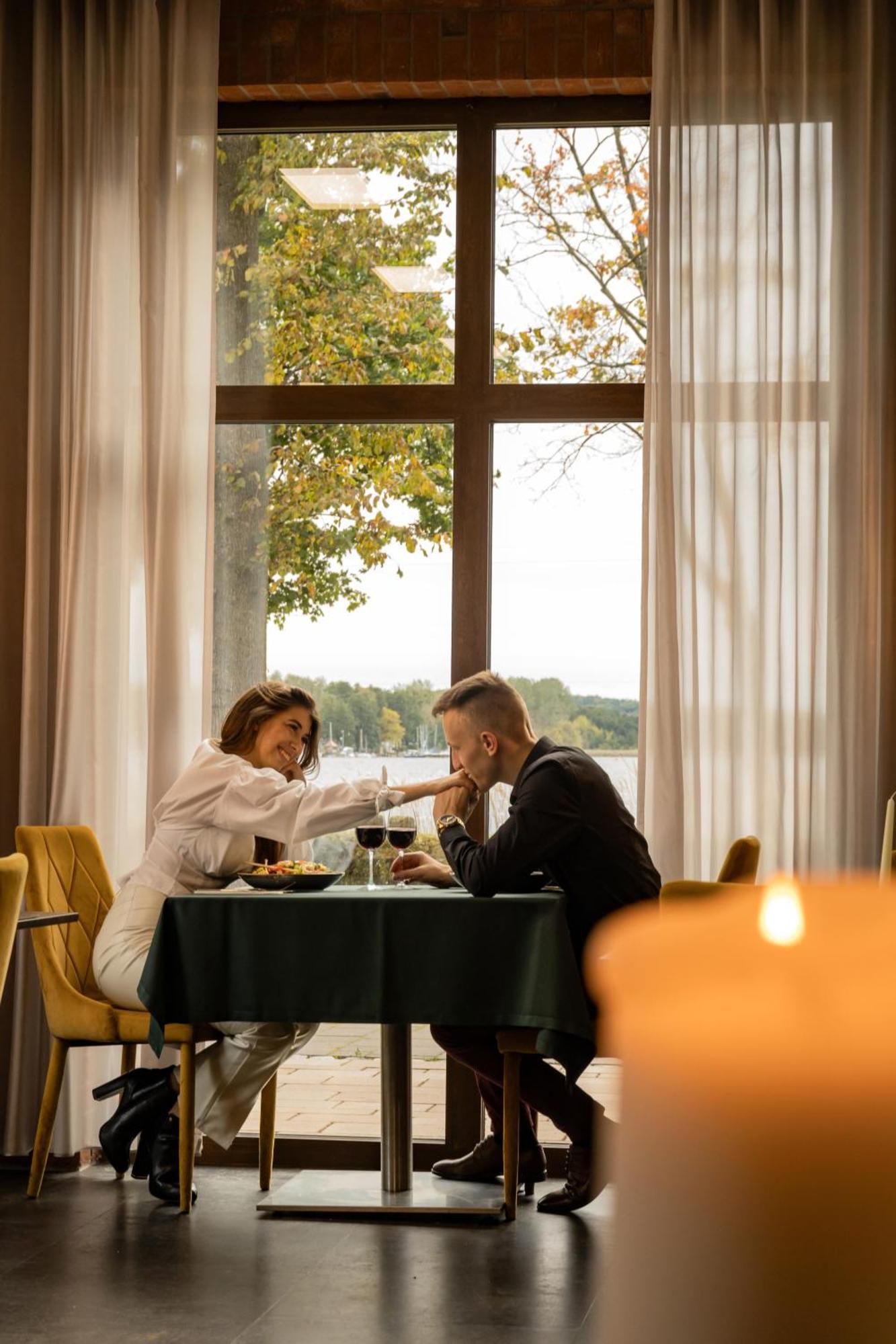 奥斯特罗达 威拉港艺术与商业酒店 外观 照片 A couple on a date
