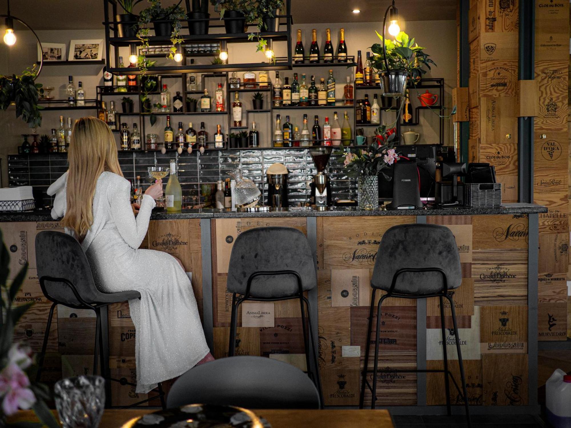 奥斯特罗达 威拉港艺术与商业酒店 外观 照片 A woman sitting at a bar