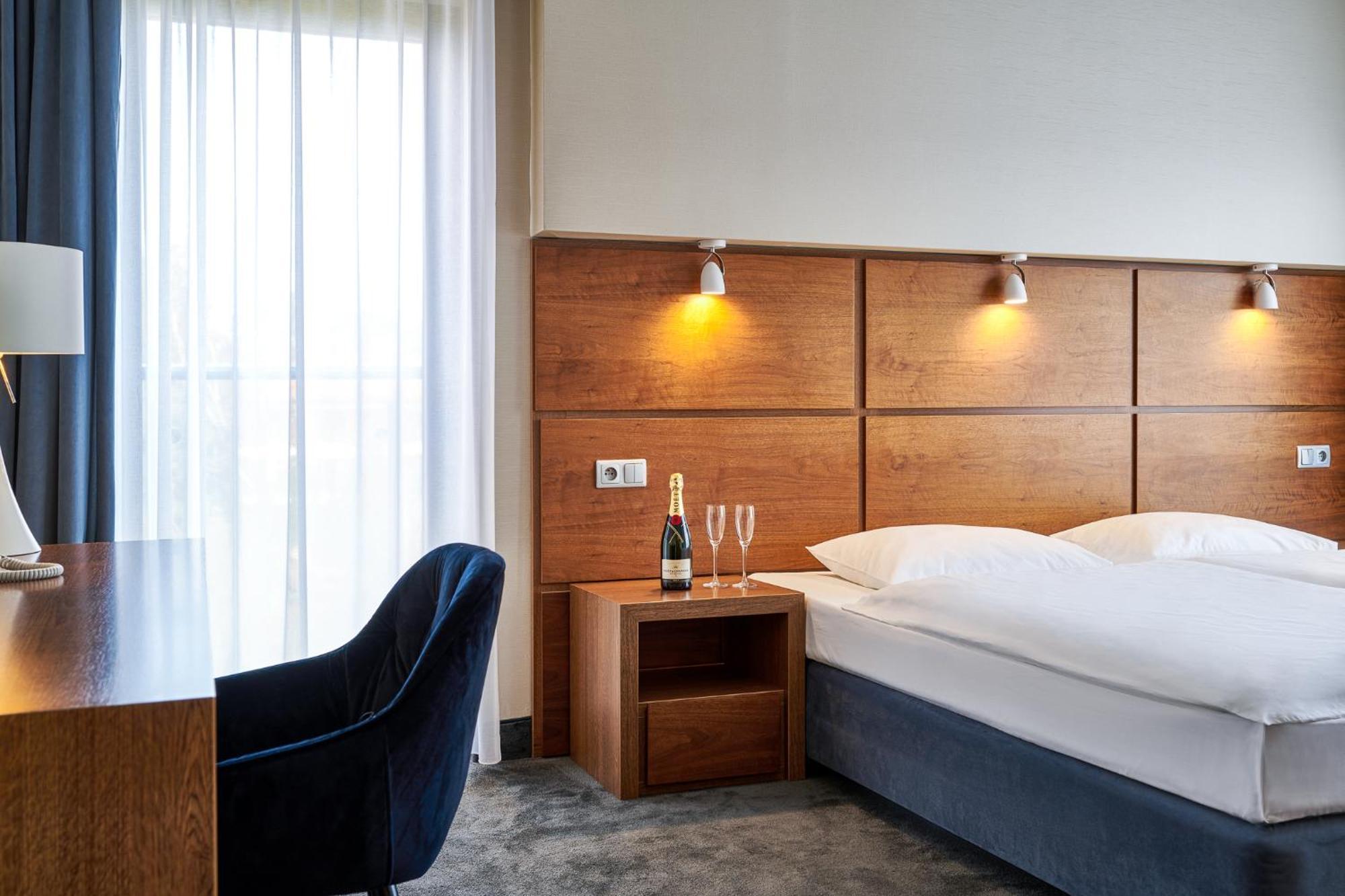 奥斯特罗达 威拉港艺术与商业酒店 外观 照片 A room at the hotel