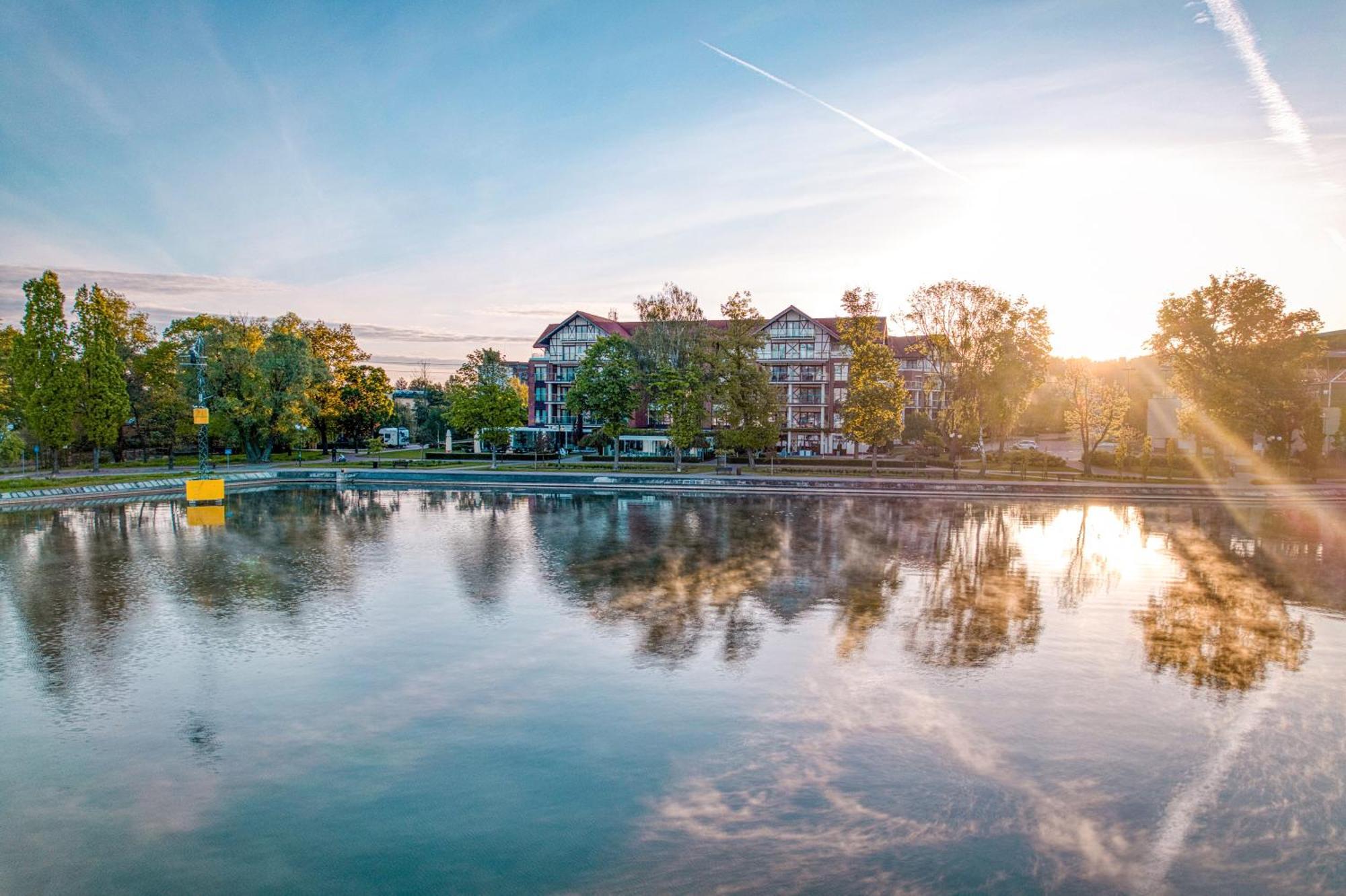 奥斯特罗达 威拉港艺术与商业酒店 外观 照片 The lake at the campus of the University of Applied Sciences and Medical University of Southern Tyrol