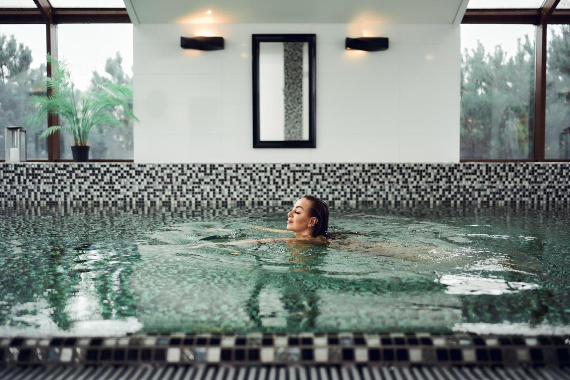 奥斯特罗达 威拉港艺术与商业酒店 外观 照片 A woman swimming in a pool
