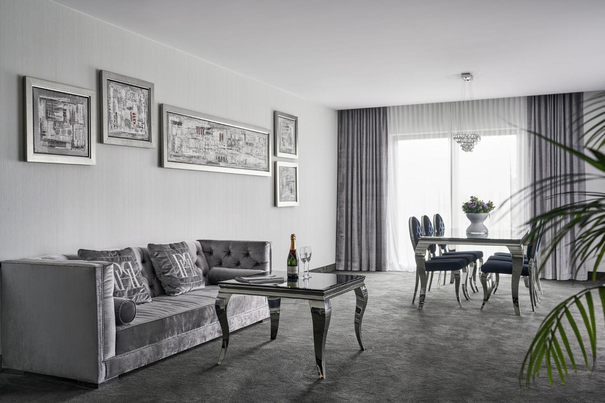 奥斯特罗达 威拉港艺术与商业酒店 外观 照片 A living room with a carpet floor