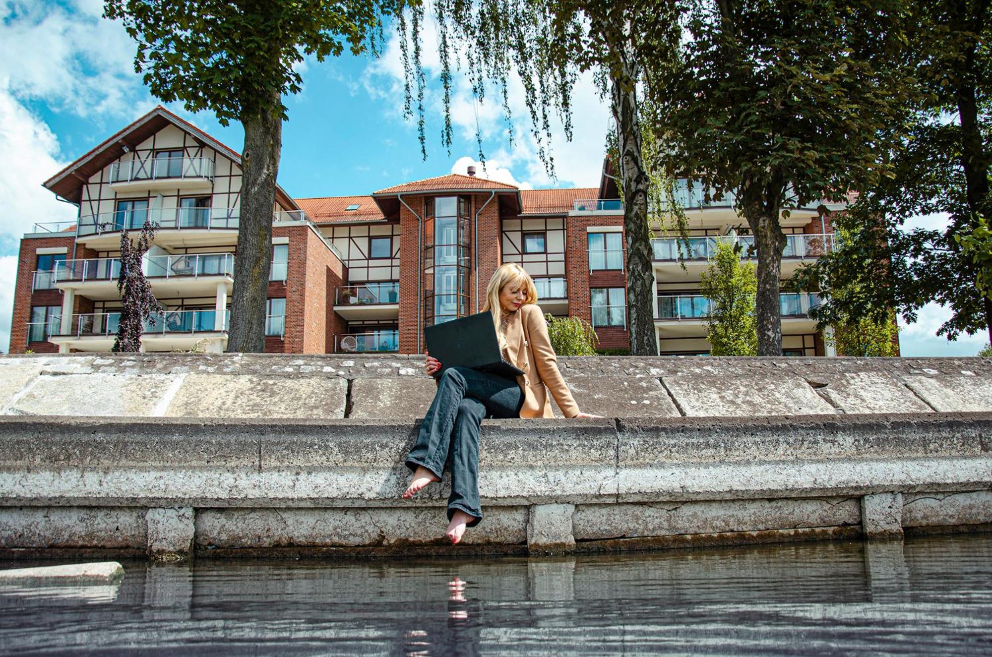 奥斯特罗达 威拉港艺术与商业酒店 外观 照片 A student studying at the University of Kent